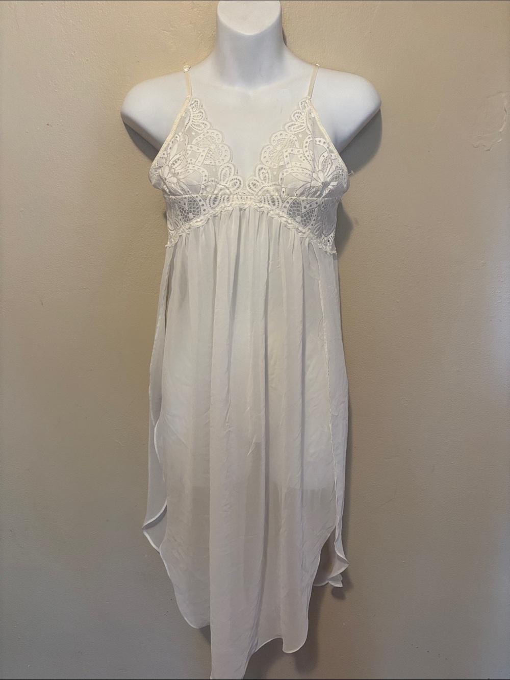 Delicate Lace-Trim White Chemise with Adjustable Straps